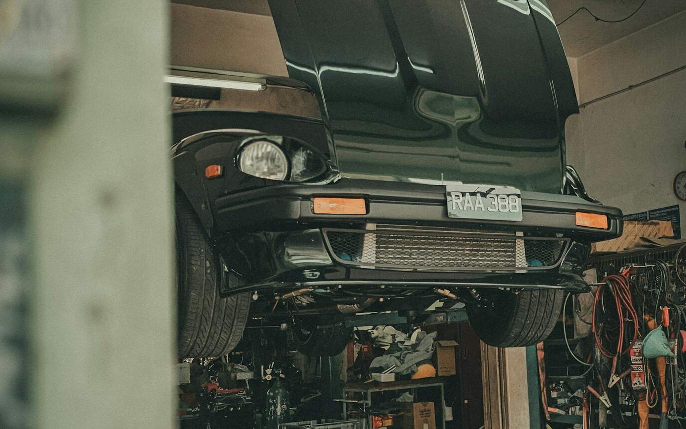 Bil løftet på en lift på et autoværksted